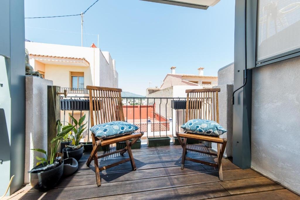 Two chairs facing the rooftop and mountain view