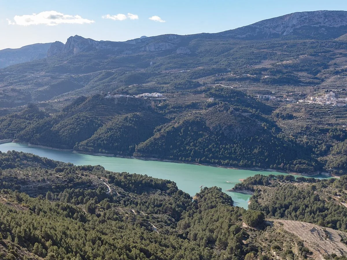 Guadalest reservoir and mountains for Costa Blanca day trips from Casa Toro