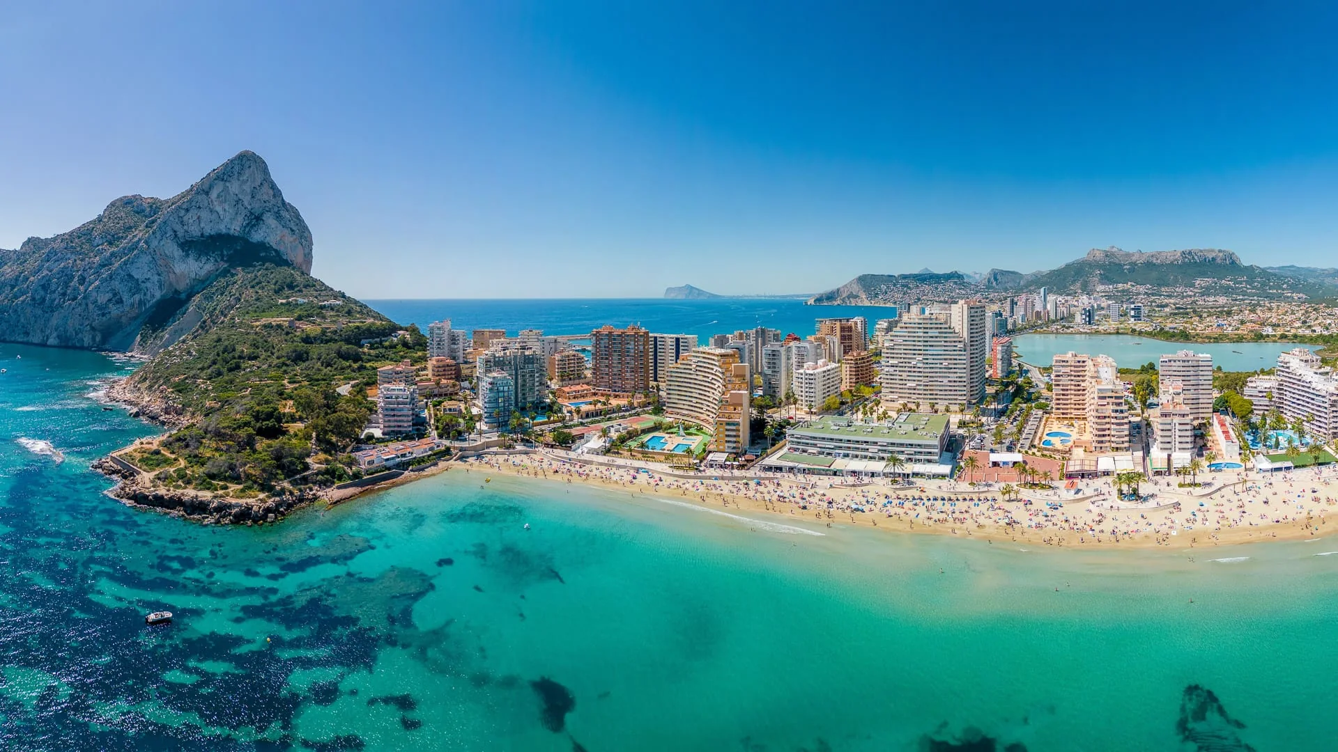 Vue aerienne de Calpe, de ses plages et du Penon de Ifach