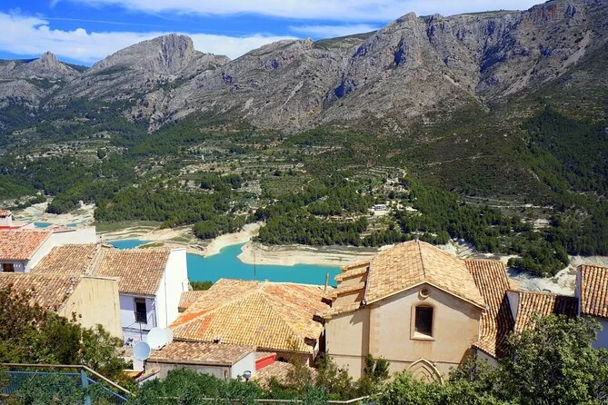 Bergdorf und Stausee bei einem Ausflug ab Calpe