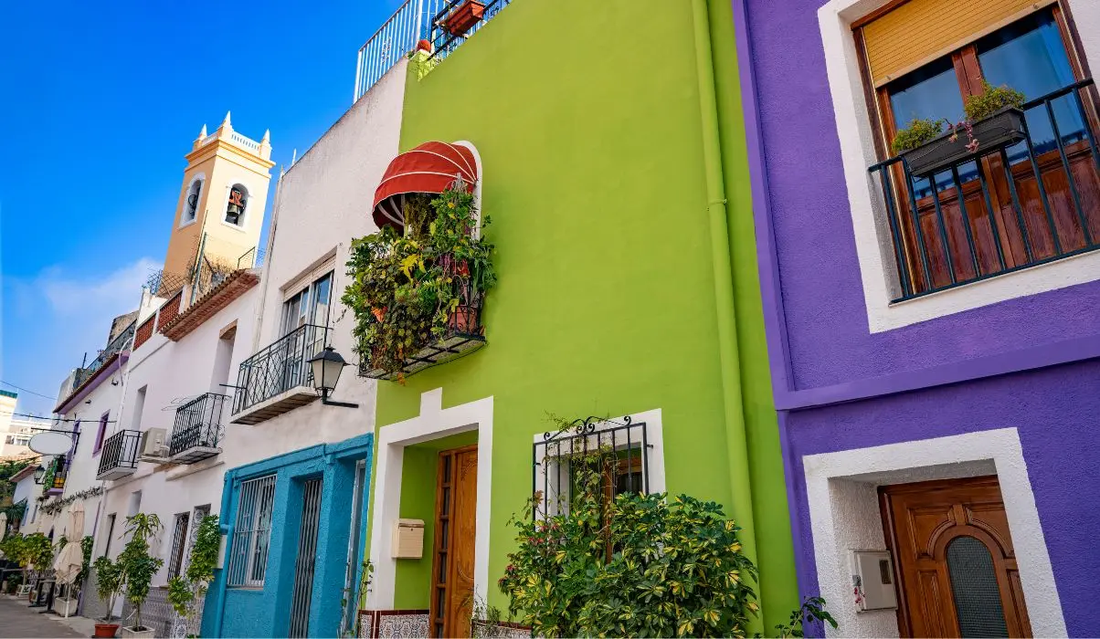 Calle peatonal del casco antiguo de Calpe cerca de Casa Toro