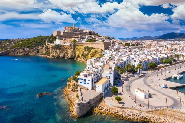 Vue a?rienne de Dalt Vila et de la ville d?Ibiza au bord de la M?diterran?e