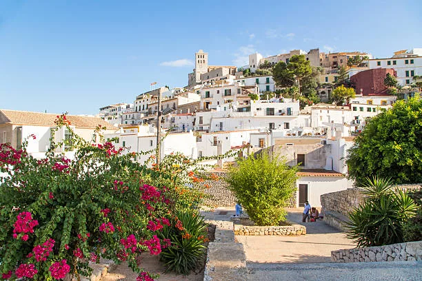 Village blanc d?Ibiza fleuri sur les hauteurs