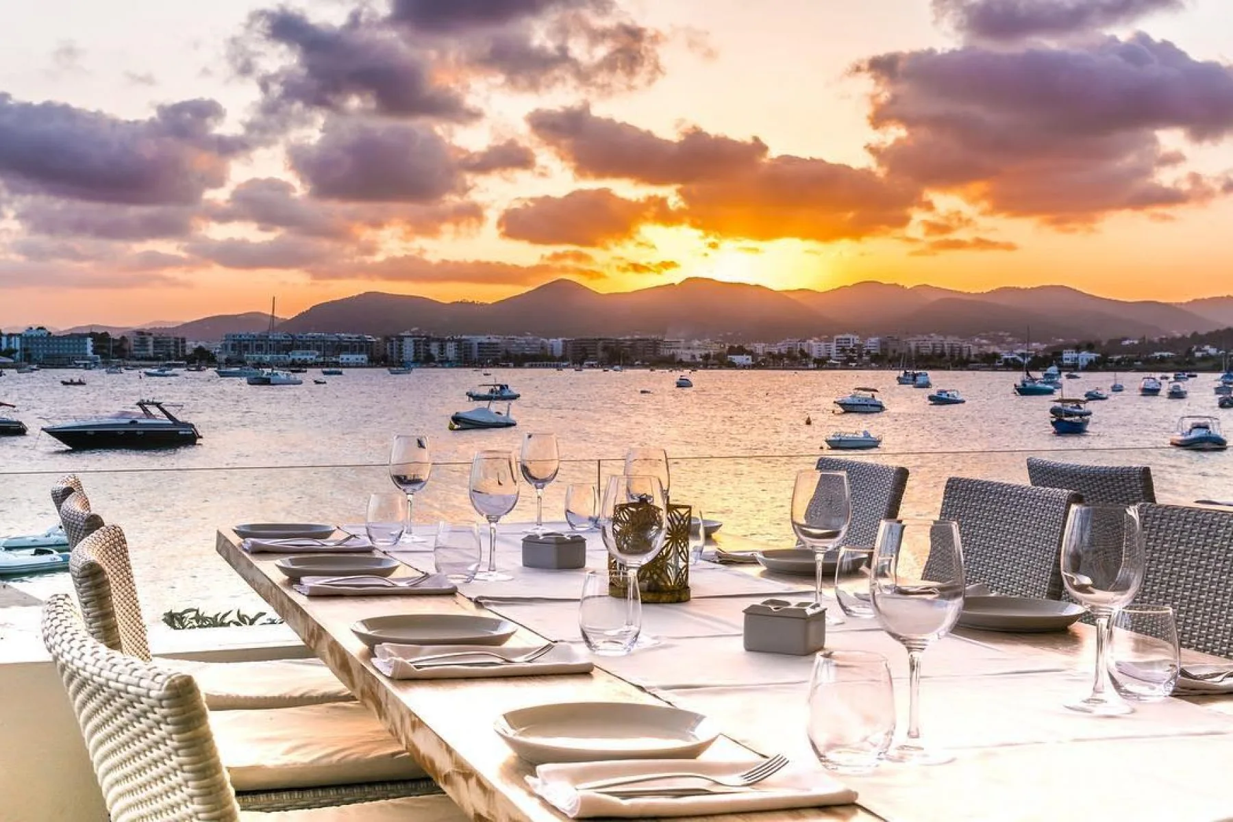 Table au bord de l?eau face au coucher du soleil ? Ibiza