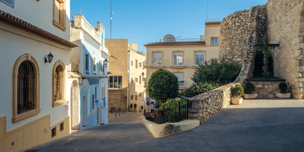 Historische Stadtmauern und Strassen in Calpes Altstadt
