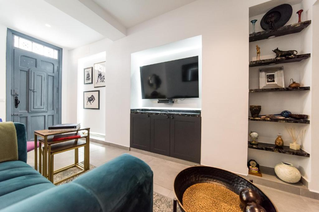 Casa Toro living room with teal seating and television nook